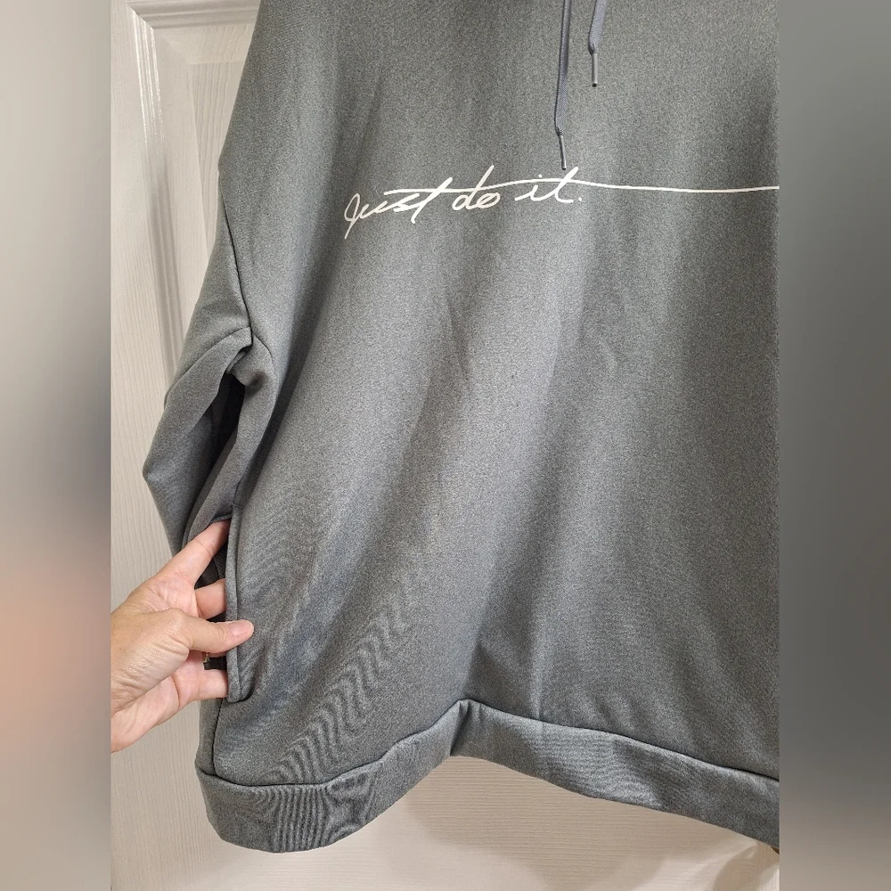 Womens NIKE Therma Hoodie Medium Gray Like New‎ Stretch Sporty